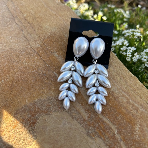 White Pearlescent Statement Special Occasion Earrings NWT - Picture 4 of 5